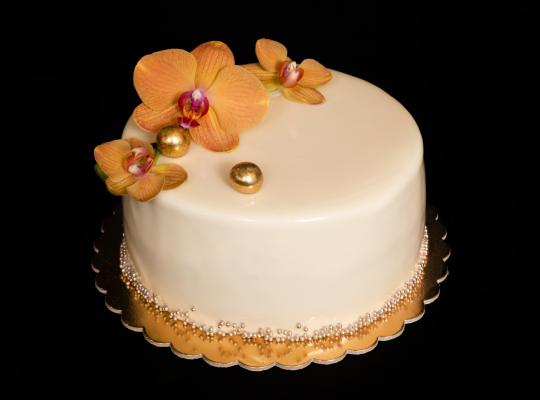 Barackos-joghurt torta, glaze bevonattal, orchideával